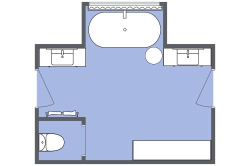 Traditionelles Badezimmer mit zwei Türen